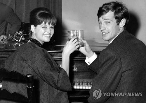 1960년 촬영한 장폴 벨몽도(오른쪽)[AP=연합뉴스]
